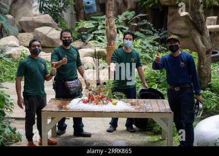 220823 -- KUALA LUMPUR, 23. August 2022 -- Zookeepers bereiten Geburtstagsgeschenke für den riesigen Panda Xing Xing im Zoo Negara in der Nähe von Kuala Lumpur, Malaysia, 23. August 2022 vor. Riesen Pandas Xing Xing und Liang Liang feierten am Dienstag ihren 16. Geburtstag im Zoo Negara in der Nähe von Malaysias Hauptstadt Kuala Lumpur. Xing Xing und Liang Liang, die 2014 in Malaysia ankamen, haben drei riesige Pandabäubchen zur Welt gebracht. MALAYSIA-RIESEN-PANDAS-16. GEBURTSTAG-FEIER ZHUXWEI PUBLICATIONXNOTXINXCHN Stockfoto