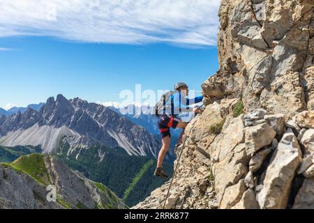 Italien, Venetien, Provinz Belluno, San Nicolò di Comelico, junge Wanderer klettern entlang des D'Ambros Klettersteigs auf dem Pitturina-Gipfel, Karnische Alpengrenze zwischen Italien und Österreich Stockfoto