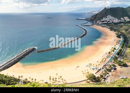 Teneriffa, Kanarische Inseln, Playa de las Teresitas, Blick vom Mirador de la Playa über San Andres nach Santa Cruz de Tenerife Stockfoto