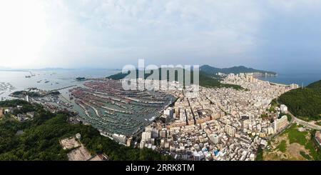 220824 -- YANGJIANG, 24. August 2022 -- auf diesem Luftbild sind Fischerboote in einen Hafen zurückgekehrt, um in der Stadt Yangjiang, Provinz Guangdong, im Süden Chinas, am 24. August 2022 Zuflucht zu suchen. Nach Angaben des Ministeriums für natürliche Ressourcen aktivierte China am Mittwoch eine Stufe-IV-Notfallreaktion auf mögliche geologische Katastrophen, die durch den Taifun Ma-on ausgelöst wurden. Taifun Ma-on, der neunte Taifun des Jahres, wird voraussichtlich am Donnerstag tagsüber an der Küste der Provinz Guangdong landen und sintflutartige Regenfälle in die südlichen Teile des Landes bringen. CHINA-GUANGDONG-TYPHOON-MA-ON CN DENGXHUA PUBLICATI Stockfoto