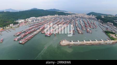 220824 -- YANGJIANG, 24. August 2022 -- auf diesem Luftbild sind Fischerboote in einen Hafen zurückgekehrt, um in der Stadt Yangjiang, Provinz Guangdong, im Süden Chinas, am 24. August 2022 Zuflucht zu suchen. Nach Angaben des Ministeriums für natürliche Ressourcen aktivierte China am Mittwoch eine Stufe-IV-Notfallreaktion auf mögliche geologische Katastrophen, die durch den Taifun Ma-on ausgelöst wurden. Taifun Ma-on, der neunte Taifun des Jahres, wird voraussichtlich am Donnerstag tagsüber an der Küste der Provinz Guangdong landen und sintflutartige Regenfälle in die südlichen Teile des Landes bringen. CHINA-GUANGDONG-TYPHOON-MA-ON CN DENGXHUA PUBLICATI Stockfoto