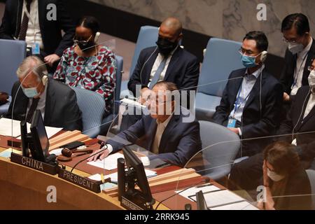 220825 -- VEREINTEN NATIONEN, 25. August 2022 -- Zhang Jun C, Front, Chinas ständiger Vertreter bei den Vereinten Nationen, spricht während einer Sitzung des UN-Sicherheitsrates zum Ukraine-Konflikt im UN-Hauptquartier in New York, 24. August 2022. Zhang Jun warnte am Mittwoch vor den Gefahren eines neuen Kalten Krieges und betonte, wie wichtig es sei, die globale strategische Stabilität zu gewährleisten. UN-SICHERHEITSRAT-SITZUNG-CHINA-GESANDTER XIEXE PUBLICATIONXNOTXINXCHN Stockfoto