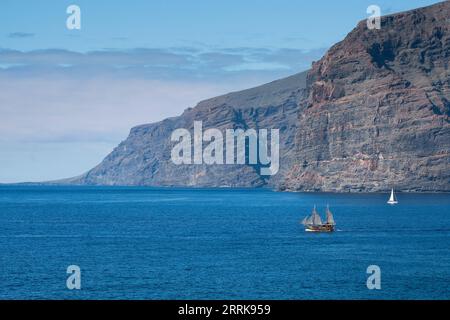 Teneriffa, kanarische Insel, Santiago del Teide, Los Gigantes, Segelboote vor Klippen Stockfoto