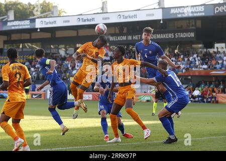 WAALWIJK - (l-r) Sontje Hansen aus Holland U21, Ion Bors aus Moldau U21, Jerrel Hato aus Holland U21, Emmanuel Emegha aus Holland U21, Lurie Lova aus Moldau U21, Cornelius Staver von Moldau U21 während des Qualifikationsspiels in der Gruppe C zwischen den Niederlanden O21 und Moldau O21 im Mandemakers Stadium am 8. September 2023 in Waalwijk, Niederlande. ANP BART STOUTJESDIJK Stockfoto