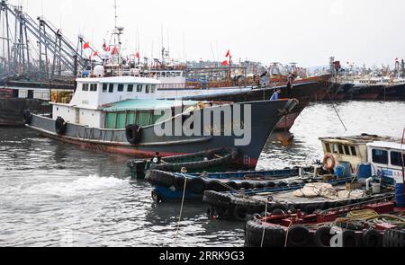 220824 -- YANGJIANG, 24. August 2022 -- Ein Fischerboot legt in einem Hafen für Schutz in der Stadt Yangjiang, Provinz Guangdong in Südchina, 24. August 2022 an. Nach Angaben des Ministeriums für natürliche Ressourcen aktivierte China am Mittwoch eine Stufe-IV-Notfallreaktion auf mögliche geologische Katastrophen, die durch den Taifun Ma-on ausgelöst wurden. Taifun Ma-on, der neunte Taifun des Jahres, wird voraussichtlich am Donnerstag tagsüber an der Küste der Provinz Guangdong landen und sintflutartige Regenfälle in die südlichen Teile des Landes bringen. CHINA-GUANGDONG-TYPHOON-MA-ON CN DENGXHUA PUBLICATIONXNOTXINXCHN Stockfoto