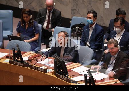 220825 -- VEREINTEN NATIONEN, 25. August 2022 -- Zhang Jun C, der ständige Vertreter Chinas bei den Vereinten Nationen, spricht auf einer Sitzung des UN-Sicherheitsrates über die Lage im Nahen Osten, einschließlich der Palästinenserfrage, am 25. August 2022 im UN-Hauptquartier in New York. Der chinesische Gesandte hat am Donnerstag die internationale Gemeinschaft aufgefordert, wirksame Maßnahmen zu ergreifen, um die Regelung der Palästinenserfrage wieder in Gang zu bringen. UN-SICHERHEITSRAT-PALÄSTINENSISCHE FRAGE-CHINESISCHER GESANDTER XIEXE PUBLICATIONXNOTXINXCHN Stockfoto