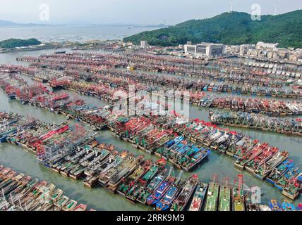 220824 -- YANGJIANG, 24. August 2022 -- auf diesem Luftbild sind Fischerboote in einen Hafen zurückgekehrt, um in der Stadt Yangjiang, Provinz Guangdong, im Süden Chinas, am 24. August 2022 Zuflucht zu suchen. Nach Angaben des Ministeriums für natürliche Ressourcen aktivierte China am Mittwoch eine Stufe-IV-Notfallreaktion auf mögliche geologische Katastrophen, die durch den Taifun Ma-on ausgelöst wurden. Taifun Ma-on, der neunte Taifun des Jahres, wird voraussichtlich am Donnerstag tagsüber an der Küste der Provinz Guangdong landen und sintflutartige Regenfälle in die südlichen Teile des Landes bringen. CHINA-GUANGDONG-TYPHOON-MA-ON CN DENGXHUA PUBLICATI Stockfoto