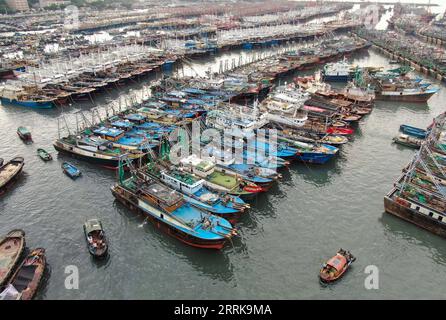 220824 -- YANGJIANG, 24. August 2022 -- auf diesem Luftbild sind Fischerboote in einen Hafen zurückgekehrt, um in der Stadt Yangjiang, Provinz Guangdong, im Süden Chinas, am 24. August 2022 Zuflucht zu suchen. Nach Angaben des Ministeriums für natürliche Ressourcen aktivierte China am Mittwoch eine Stufe-IV-Notfallreaktion auf mögliche geologische Katastrophen, die durch den Taifun Ma-on ausgelöst wurden. Taifun Ma-on, der neunte Taifun des Jahres, wird voraussichtlich am Donnerstag tagsüber an der Küste der Provinz Guangdong landen und sintflutartige Regenfälle in die südlichen Teile des Landes bringen. CHINA-GUANGDONG-TYPHOON-MA-ON CN DENGXHUA PUBLICATI Stockfoto