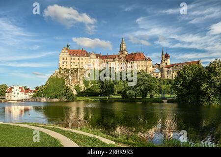 Deutschland, Baden-Württemberg, Schwäbische Alb, Oberes Donautal, Sigmaringen, Donau mit Schloss im Sommer Stockfoto