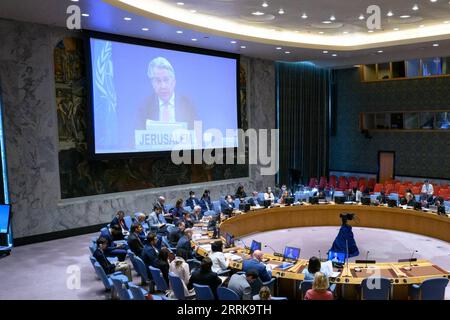 New York, UN-Sicherheitsrat tagt zum Nahost-Friedensprozess 220825 -- VEREINTEN NATIONEN, 25. August 2022 -- UN-Sonderkoordinator für den Nahost-Friedensprozess Tor Wennesland auf Bildschirmen spricht auf einer Sitzung des Sicherheitsrats über einen Videolink am UN-Hauptsitz in New York am 25. August 2022. Wennesland forderte am Donnerstag die Wiederbelebung eines echten politischen Prozesses, um die zugrunde liegenden Treiber des israelisch-palästinensischen Konflikts anzugehen. /Handout via Xinhua UN-SICHERHEITSRAT-MIDEAST-GESANDTER-BRIEFING LoeyxFelipe/UNxPhoto PUBLICATIONxNOTxINxCHN Stockfoto
