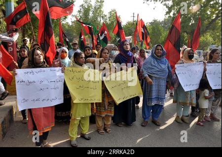 Aktivisten von Qaumi Awami Tehreek (QAT) demonstrieren, weil sie die Freilassung von Hindus fordern, die am Freitag, den 8. September 2023, in Hyderabad von Dacoits in Kashmore entführt wurden. Stockfoto