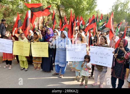 Aktivisten von Qaumi Awami Tehreek (QAT) demonstrieren, weil sie die Freilassung von Hindus fordern, die am Freitag, den 8. September 2023, in Hyderabad von Dacoits in Kashmore entführt wurden. Stockfoto