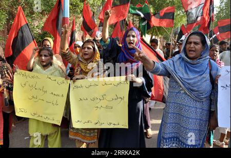 Aktivisten von Qaumi Awami Tehreek (QAT) demonstrieren, weil sie die Freilassung von Hindus fordern, die am Freitag, den 8. September 2023, in Hyderabad von Dacoits in Kashmore entführt wurden. Stockfoto