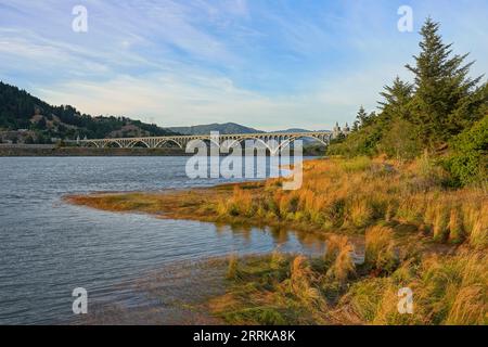 Die Patterson Bridge überquert den Rogue River in der Nähe von Gold Beach, Oregon Stockfoto