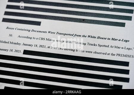 220826 -- WASHINGTON, 26. August 2022 -- Foto aufgenommen am 26. August 2022 zeigt eine Seite einer verdeckten Version der eidesstattlichen Erklärung, die verwendet wurde, um den Durchsuchungsbefehl auf dem Anwesen Mar-a-Lago des ehemaligen Präsidenten Donald Trump zu beantragen. Eine vergriffene Version der eidesstattlichen Erklärung, die verwendet wurde, um den Durchsuchungsbefehl auf das Anwesen des ehemaligen Präsidenten Donald Trump in Mar-a-Lago zu beantragen, wurde am Freitagmittag veröffentlicht. US-WASHINGTON, D.C.-REDACTED VERSION-AFFIDAVIT-SEARCH WARRANT-TRUMP S MAR-A-LAGO ESTATE-RELEASE LIUXJIE PUBLICATIONXNOTXINXCHN Stockfoto