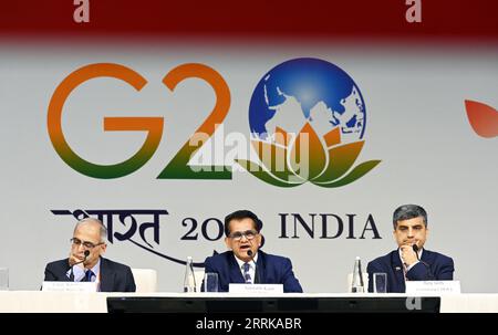 NEW DELHI, INDIEN - 8. SEPTEMBER: G20 Sherpa Amitabh Kant (C) spricht zusammen mit Außenminister Vinay Kawatra (L) und DEA-Sekretär Ajay Seth (R) vor einer Pressekonferenz im International Media Center (IMC) Pragati Maidan am Vorabend des zweitägigen G20-Gipfels am 8. September 2023 in Neu-Delhi, Indien. Amitabh Kant sagte vor dem G20-Gipfel, der am 9. September beginnt, auf einer gemeinsamen Pressekonferenz, dass grüne Entwicklung, Klimaschutz und Klimafinanzierung ebenfalls zu den Prioritäten Indiens gehören. (Foto: Sanjeev Verma/Hindustan Times/SIPA USA) Stockfoto