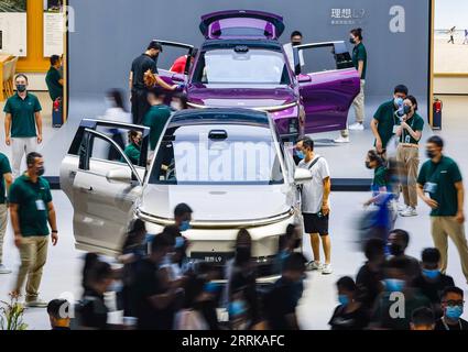 220828 -- CHENGDU, 28. August 2022 -- Besucher sehen Autos von Li Auto auf der Chengdu Motor Show 2022 in Chengdu, Hauptstadt der südwestchinesischen Provinz Sichuan, 26. August 2022. Die Automobilausstellung mit rund 1.600 Autos von mehr als 100 Marken aus dem in- und Ausland startete hier am Freitag. CHINA-SICHUAN-CHENGDU-NEW ENERGY VEHICLESCN SHENXBOHAN PUBLICATIONXNOTXINXCHN Stockfoto