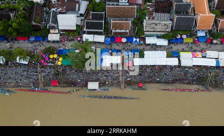 220827 -- VIENTIANE, 27. Aug. 2022 -- Luftaufnahme am 26. Aug. 2022 zeigt einen Wettbewerb während eines Drachenboot-Rennfestivals in Luang Prabang, Laos. Foto: /Xinhua LAOS-VIENTIANE-LUANG PRABANG-DRAGON BOAT RACING KaikeoxSaiyasane PUBLICATIONxNOTxINxCHN Stockfoto