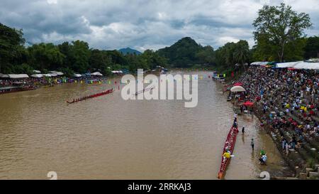 220827 -- VIENTIANE, 27. Aug. 2022 -- Luftaufnahme am 26. Aug. 2022 zeigt einen Wettbewerb während eines Drachenboot-Rennfestivals in Luang Prabang, Laos. Foto: /Xinhua LAOS-VIENTIANE-LUANG PRABANG-DRAGON BOAT RACING KaikeoxSaiyasane PUBLICATIONxNOTxINxCHN Stockfoto