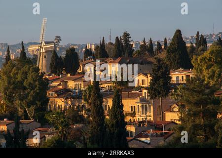 Eine Luftaufnahme zeigt eine malerische ländliche Stadt, umgeben von hohen Kiefern: Jerusalem Stockfoto