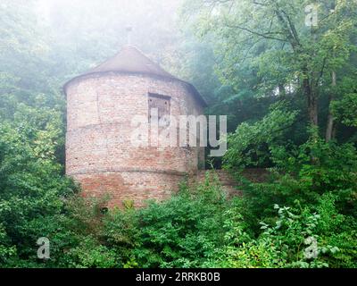 Burgwall aus Backsteinmauern auf Schloss Friedberg in Bayern, Stockfoto