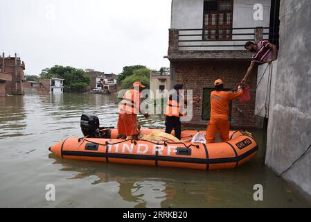 220828 -- UTTAR PRADESH, 28. Aug. 2022 -- Rettungskräfte verteilen Hilfsgüter an Überschwemmungsopfer im indischen Bezirk Prayagraj im nördlichen Bundesstaat Uttar Pradesh, 28. Aug. 2022. STR/Xinhua INDIA-UTTAR PRADESH-FLOOD JavedxDar PUBLICATIONxNOTxINxCHN Stockfoto