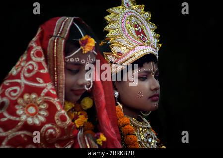 Ein junger Hindujunge, gekleidet als Lord Krishna und Radha, nimmt an der hinduistischen religiösen Prozession zum Janmashtami-Festival am 7. September 2022 in Srinagar, Indien, Teil. Janmashtami, ein hinduistisches Festival, ist geprägt von Fasten, Gemeinschaftsgesang, Gebeten und dem Teilen spezieller Gerichte. Es ist eine Zeit spiritueller Reflexion und gemeinschaftlicher Feierlichkeiten für hinduistische Anhänger. Um 200.000 flohen Kaschmir Pandits in den frühen 1990er Jahren wegen eines Aufstands gegen die indische Herrschaft aus dem Kaschmir-Tal. Die meisten siedelten sich in Jammu an, einer Stadt mit hinduistischer Mehrheit. Die Polizei sagt, Militante seien atta Stockfoto