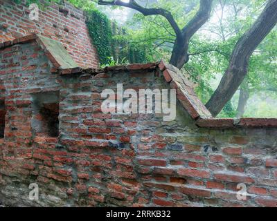 Burgwall aus Backsteinmauern auf Schloss Friedberg in Bayern, Stockfoto