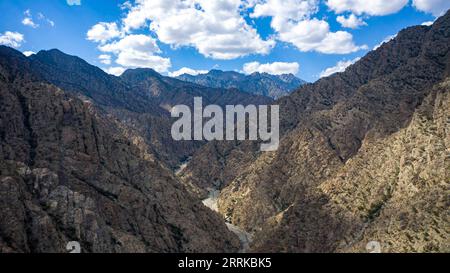 220831 -- YINCHUAN, 31. Aug. 2022 -- Luftaufnahme aufgenommen am 30. Aug. 2022 zeigt die Landschaft der Klippenmalerei des Helan Berges im Nordwesten Chinas Ningxia Hui Autonomous Region. CHINA-NINGXIA-YINCHUAN-HELAN MOUNTAIN CN YANGXZHISEN PUBLICATIONXNOTXINXCHN Stockfoto