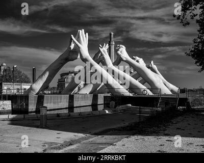 Skulptur „Building Bridges“ von Lorenzo Quinn auf der Biennale, Venedig, Stockfoto