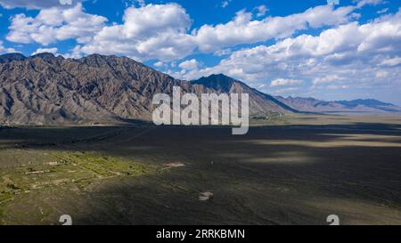 220831 -- YINCHUAN, 31. August 2022 -- Luftaufnahme aufgenommen am 30. August 2022 zeigt die Landschaft des Helan Mountain in Yinchuan, Nordwestchinas Autonome Region Ningxia Hui. CHINA-NINGXIA-YINCHUAN-HELAN MOUNTAIN CN YANGXZHISEN PUBLICATIONXNOTXINXCHN Stockfoto