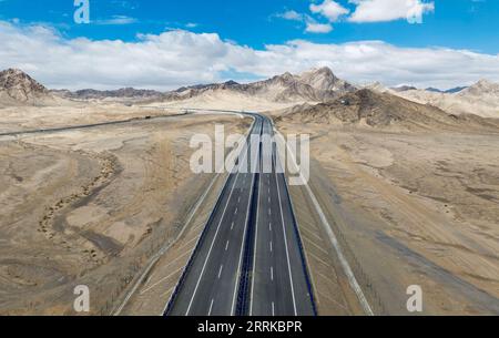 220831 -- ÜRÜMQI, 31. August 2022 -- Luftaufnahme vom 6. August 2022 zeigt einen Abschnitt der Schnellstraße Yetimbulak-Ruoqiang im Kreis Ruoqiang, nordwestchinesische Autonome Region Xinjiang Uygur. Eine neue Schnellstraße, die die autonome Region Xinjiang Uygur im Nordwesten Chinas verbindet, wurde am Dienstag für den Verkehr geöffnet. Es wird davon ausgegangen, dass es die Reise der Bewohner der Binnenregion weiter erleichtern und die Entwicklung der lokalen Wirtschaft auf hohem Niveau fördern wird. Die etwa 300 Kilometer lange Schnellstraße, die die Gemeinde Yetimbulak mit der Grafschaft Ruoqiang verbindet, ist ein wichtiger Teil der Schnellstraße ne des Landes Stockfoto