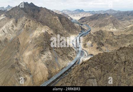 220831 -- ÜRÜMQI, 31. August 2022 -- Luftaufnahme vom 6. August 2022 zeigt einen Abschnitt der Schnellstraße Yetimbulak-Ruoqiang im Kreis Ruoqiang, nordwestchinesische Autonome Region Xinjiang Uygur. Eine neue Schnellstraße, die die autonome Region Xinjiang Uygur im Nordwesten Chinas verbindet, wurde am Dienstag für den Verkehr geöffnet. Es wird davon ausgegangen, dass es die Reise der Bewohner der Binnenregion weiter erleichtern und die Entwicklung der lokalen Wirtschaft auf hohem Niveau fördern wird. Die etwa 300 Kilometer lange Schnellstraße, die die Gemeinde Yetimbulak mit der Grafschaft Ruoqiang verbindet, ist ein wichtiger Teil der Schnellstraße ne des Landes Stockfoto