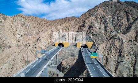 220831 -- ÜRÜMQI, 31. August 2022 -- Luftaufnahme vom 11. Juni 2022 zeigt Tunnel entlang eines Abschnitts der Schnellstraße Yetimbulak-Ruoqiang in der autonomen Region Xinjiang Uygur im Nordwesten Chinas. Eine neue Schnellstraße, die die autonome Region Xinjiang Uygur im Nordwesten Chinas verbindet, wurde am Dienstag für den Verkehr geöffnet. Es wird davon ausgegangen, dass es die Reise der Bewohner der Binnenregion weiter erleichtern und die Entwicklung der lokalen Wirtschaft auf hohem Niveau fördern wird. Die etwa 300 Kilometer lange Schnellstraße, die die Gemeinde Yetimbulak mit der Grafschaft Ruoqiang verbindet, ist ein wichtiger Teil des Autobahnnetzes des Landes Stockfoto