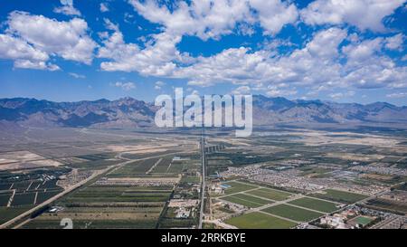 220831 -- YINCHUAN, 31. August 2022 -- Luftaufnahme aufgenommen am 30. August 2022 zeigt die Landschaft des Helan Mountain in Yinchuan, Nordwestchinas Autonome Region Ningxia Hui. CHINA-NINGXIA-YINCHUAN-HELAN MOUNTAIN CN YANGXZHISEN PUBLICATIONXNOTXINXCHN Stockfoto