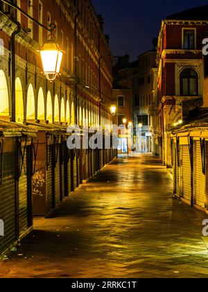 Gasse an der Rialto-Brücke in Venedig, Stockfoto