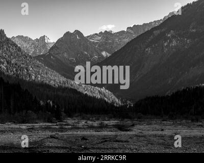 Herbstnebel bei Rißbach und Isar, Vorderriß, Stockfoto