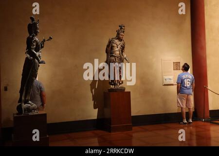 220901 -- KANSAS CITY U.S., 1. September 2022 -- Besucher stehen neben chinesischen Artefakten im Nelson-Atkins Museum of Art in Kansas City, Missouri, USA, am 11. August 2022. ZU DIESEM Feature: Art Collection gibt den USA einen Eindruck der chinesischen Kultur in den USA, MISSOURI, KANSAS CITY, NELSON, ATKINS MUSEUM OF ART XuxJianmei PUBLICATIONxNOTxINxCHN Stockfoto