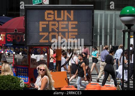 220902 -- NEW YORK, 2. September 2022 -- Passanten laufen an einem Schild mit einer waffenfreien Zone in der Nähe des Times Square in New York, USA, 1. September 2022 vorbei. Der Staat New York begann, das verheimlichte Tragen von Waffen in ausgewiesenen sensiblen Gebieten zu verbieten, darunter Times Square, Bars, Bibliotheken, Schulen, Regierungsgebäude und Krankenhäuser, im ganzen Bundesstaat am Donnerstag, nachdem der Oberste Gerichtshof der Vereinigten Staaten das jahrhundertealte Gesetz über geheime Waffen im Juni niedergeschlagen hatte. Foto von /Xinhua U.S.-NEW YORK-GUN-FREE ZONE MichaelxNagle PUBLICATIONxNOTxINxCHN Stockfoto