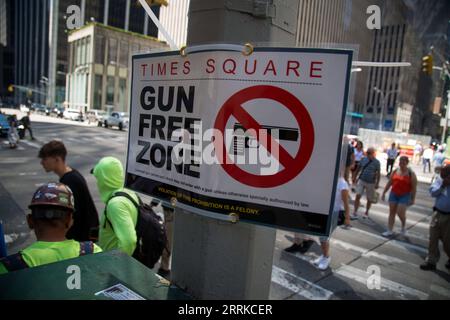 220902 -- NEW YORK, 2. Sept. 2022 -- Eine Beschilderung ohne Kanonen ist in der Nähe des Times Square in New York, USA, 1. Sept. 2022 zu sehen. Der Staat New York begann, das verheimlichte Tragen von Waffen in ausgewiesenen sensiblen Gebieten zu verbieten, darunter Times Square, Bars, Bibliotheken, Schulen, Regierungsgebäude und Krankenhäuser, im ganzen Bundesstaat am Donnerstag, nachdem der Oberste Gerichtshof der Vereinigten Staaten das jahrhundertealte Gesetz über geheime Waffen im Juni niedergeschlagen hatte. Foto von /Xinhua U.S.-NEW YORK-GUN-FREE ZONE MichaelxNagle PUBLICATIONxNOTxINxCHN Stockfoto