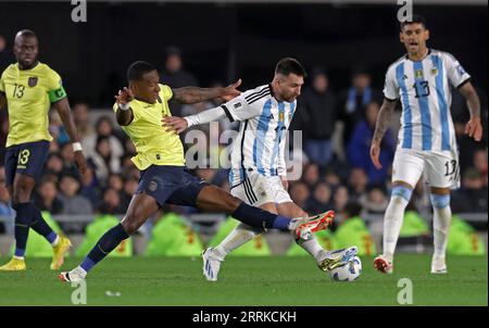 Buenos Aires, Argentinien. September 2023. Argentiniens Stürmer Lionel Messi (2.-R) bestreitet den Ball mit Ecuadors Verteidiger Pervis Estupinan (2.-L) während des südamerikanischen Qualifikationsspiels für die FIFA-Weltmeisterschaft 2026 im Monumental-Stadion in Buenos Aires am 7. September 2023. Quelle: Alejandro Pagni/Alamy Live News Stockfoto