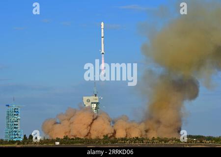 220903 -- JIUQUAN, 3. September 2022 -- Eine lange März-4C-Trägerrakete, die den Yaogan-33 02-Satelliten vom Jiuquan Satellite Launch Center in Nordwestchina bringt, 3. September 2022. Der Satellit wurde um 7:44 Uhr Pekinger Zeit gestartet und ist erfolgreich in die geplante Umlaufbahn eingedrungen. Foto von /Xinhua EyesonSci CHINA-JIUQUAN-SATELLITE-LAUNCH CN WangxJiangbo PUBLICATIONxNOTxINxCHN Stockfoto