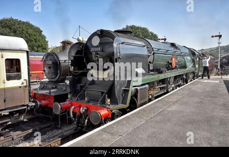 Zwei Dampfzüge am GWR-Bahnsteig Winchcombe Gloucestershire England. No 7820 Dinmore Manor und No 35006 P7O Navy Class Stockfoto