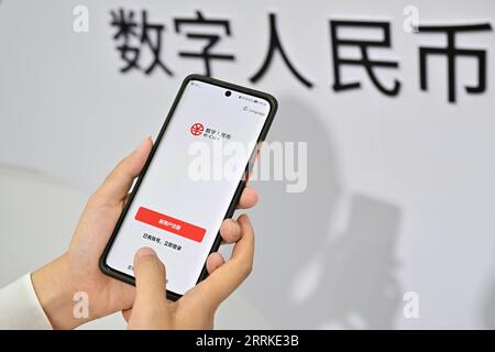 220904 -- PEKING, 4. September 2022 -- Ein Besucher lädt eine APP für e-CNY Digital Yuan auf einer Ausstellung von Finanzdienstleistungen während der China International Fair for Trade in Services CIFTIS 2022 im Shougang Park in Peking, Hauptstadt von China, 4. September 2022 herunter. CHINA-PEKING-CIFTIS-DIGITALE FINANZEN CN LIXXIN PUBLICATIONXNOTXINXCHN Stockfoto