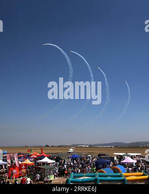 220905 -- JOHANNESBURG, 5. September 2022 -- Flugzeuge treten während der Rand Airshow in Johannesburg, Südafrika, 4. September 2022 auf. SÜDAFRIKA-JOHANNESBURG-Rand AIRSHOW ZhangxYudong PUBLICATIONxNOTxINxCHN Stockfoto