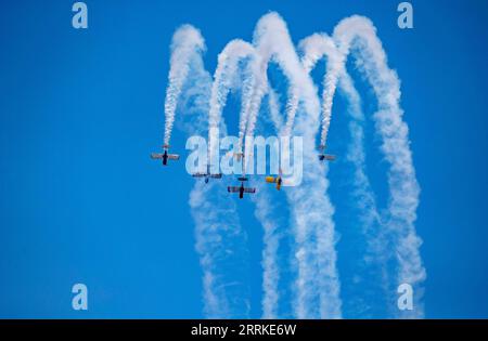 220905 -- JOHANNESBURG, 5. September 2022 -- Flugzeuge treten während der Rand Airshow in Johannesburg, Südafrika, 4. September 2022 auf. SÜDAFRIKA-JOHANNESBURG-Rand AIRSHOW ZhangxYudong PUBLICATIONxNOTxINxCHN Stockfoto