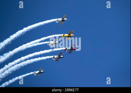 220905 -- JOHANNESBURG, 5. September 2022 -- Flugzeuge treten während der Rand Airshow in Johannesburg, Südafrika, 4. September 2022 auf. SÜDAFRIKA-JOHANNESBURG-Rand AIRSHOW ZhangxYudong PUBLICATIONxNOTxINxCHN Stockfoto