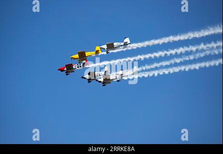 220905 -- JOHANNESBURG, 5. September 2022 -- Flugzeuge treten während der Rand Airshow in Johannesburg, Südafrika, 4. September 2022 auf. SÜDAFRIKA-JOHANNESBURG-Rand AIRSHOW ZhangxYudong PUBLICATIONxNOTxINxCHN Stockfoto