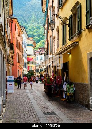 Nachmittagsatmosphäre in Riva del Garda. Stockfoto