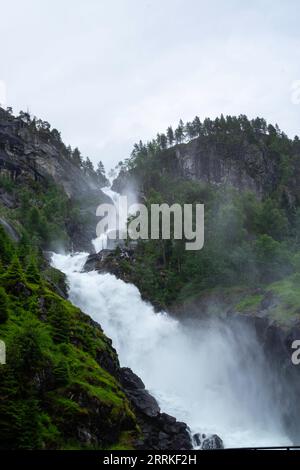 Blick auf Låtefossen, einen doppelten Wasserfall in Norwegen. Stockfoto